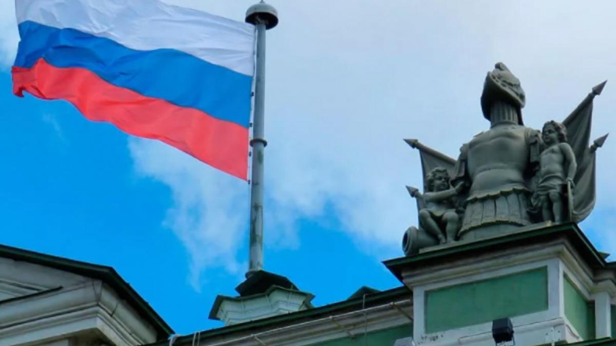 Флаг России на здании В Словакии объяснили последние контрмеры Москвы против Чехии