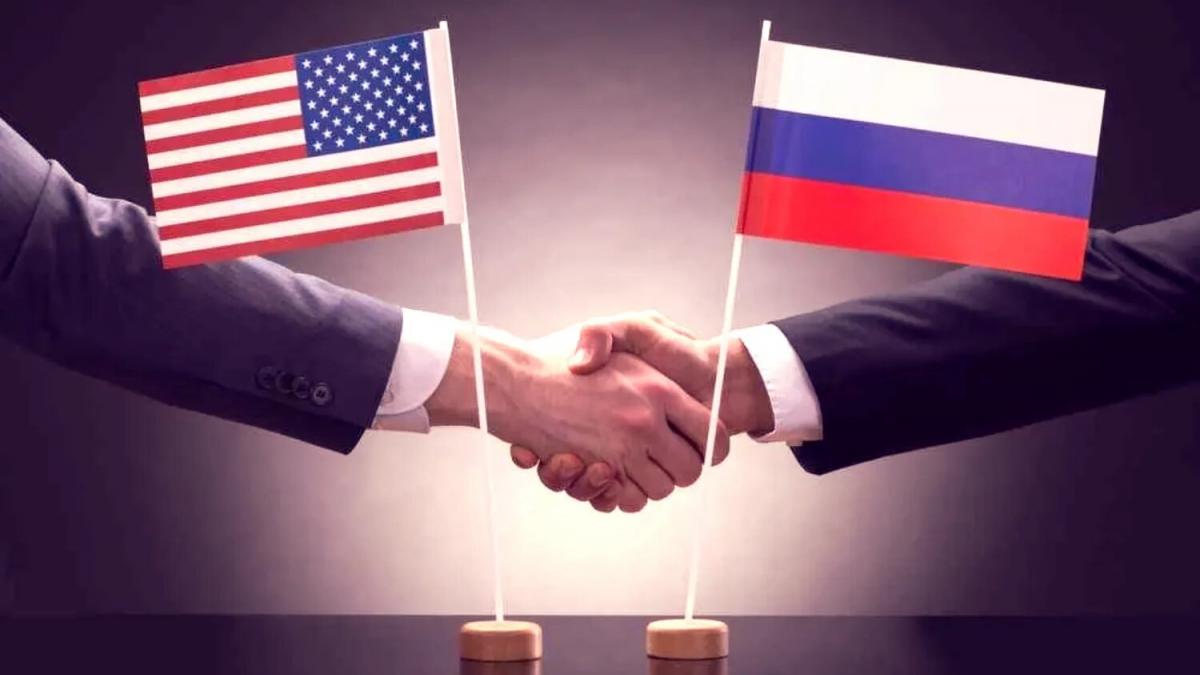 Изображение рукопожатия на фоне флагов России и США Отношения между Россией и США