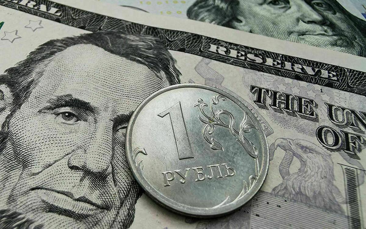 Рубль на фоне долларов