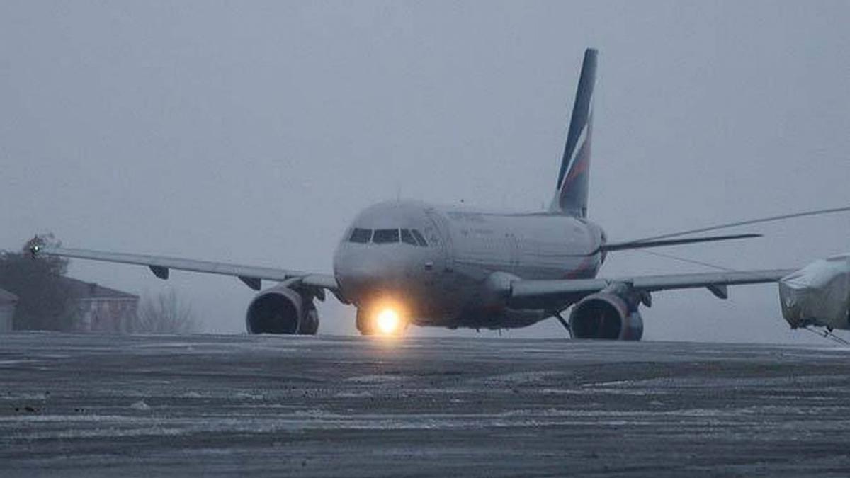 Самолет на взлетной полосе Самолет на взлетной полосе