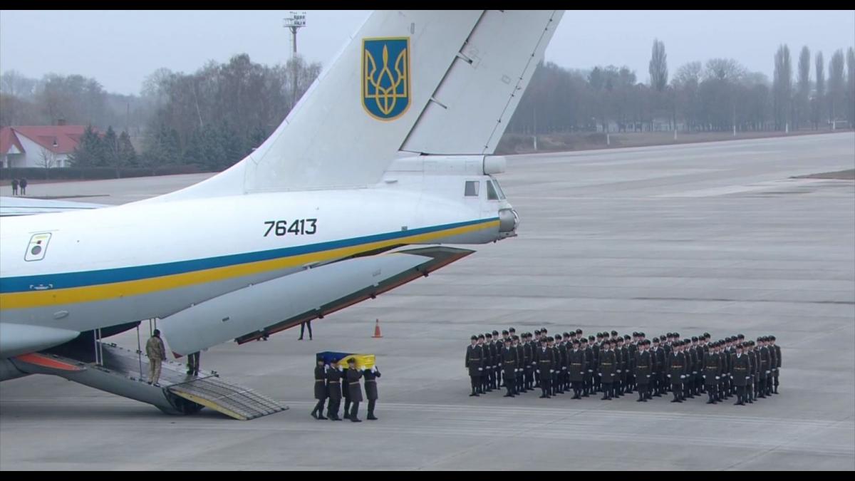 Самолет с телами погибших в крушении украинского лайнера Самолет