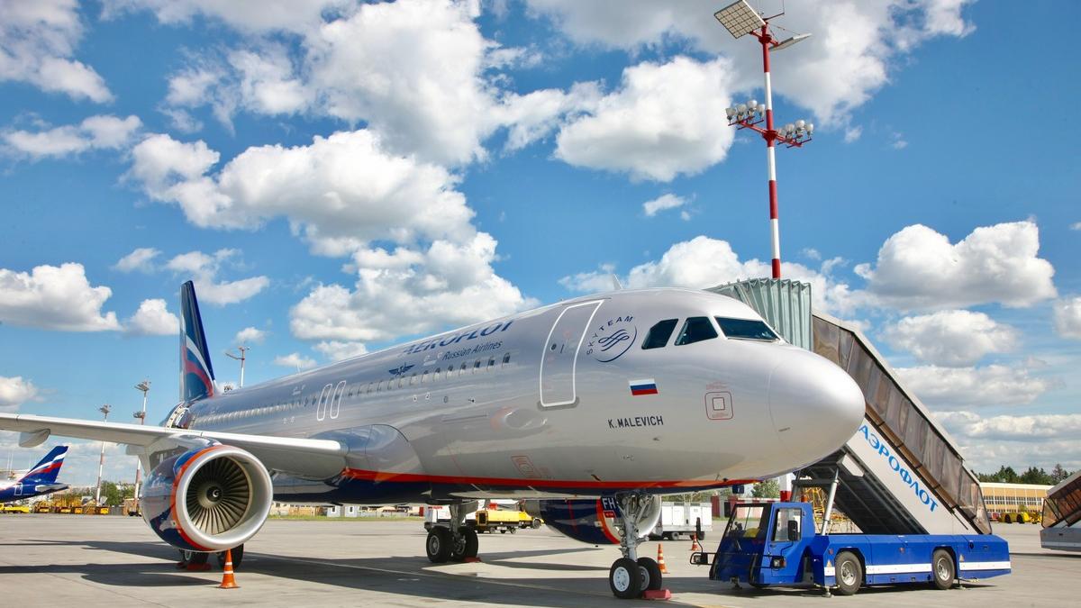 Стал известен список стран, в которые россиянам разрешат выезжать в первую очередь Пассажирский авиалайнер