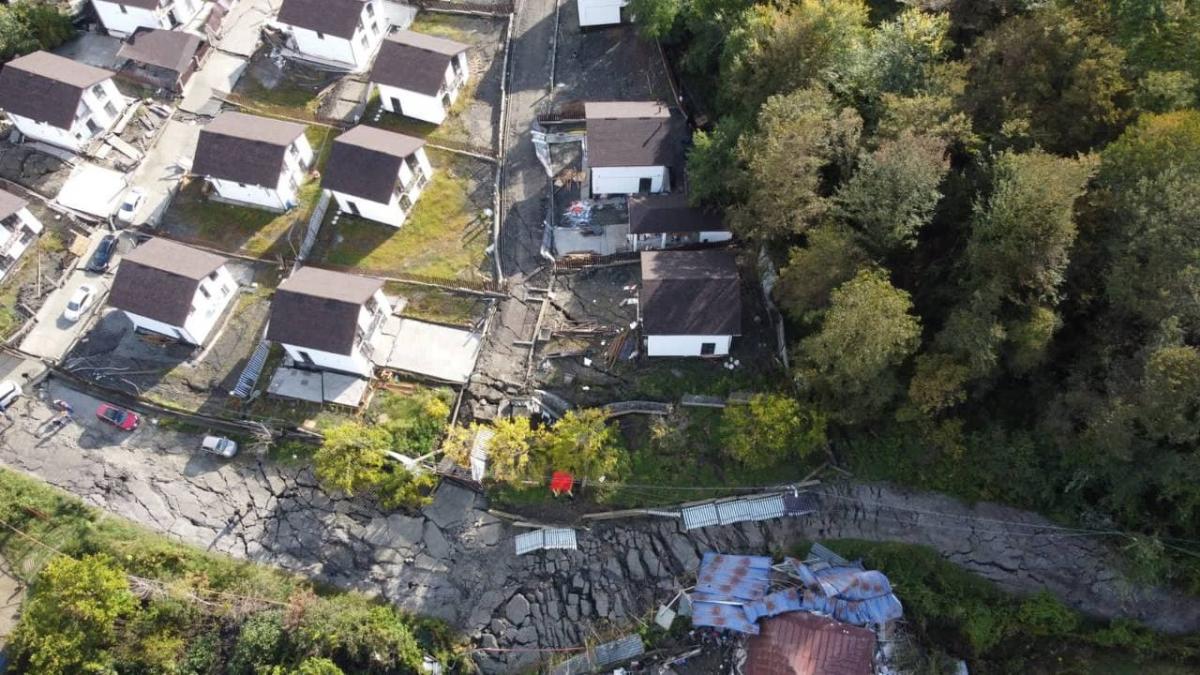 Поселок Сергей-поле В Сочи устраняют последствия оползня, повредившего 22 дома