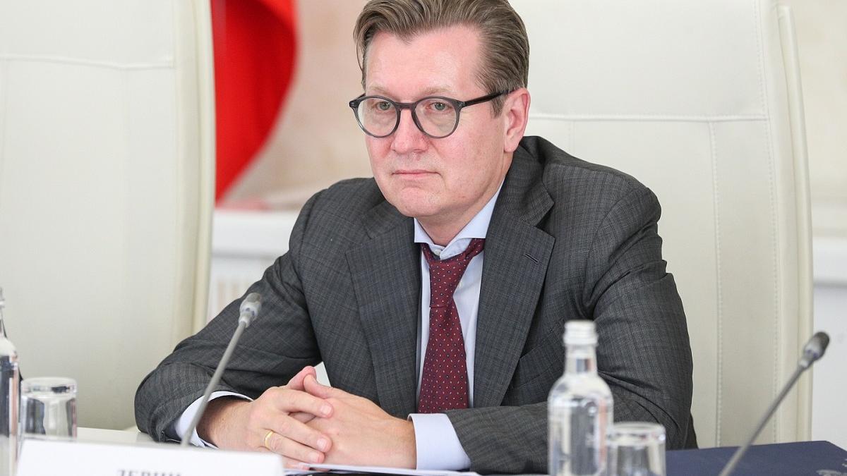 Заместитель Министра сельского хозяйства Сергей Левин сидит за столом Заместитель Министра сельского хозяйства Сергей Левин