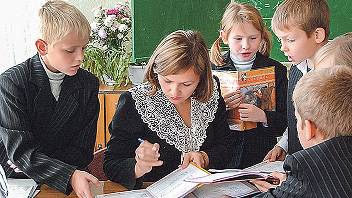 С нового учебного года классные руководители будут получать новые выплаты Учитель и ученики в классе