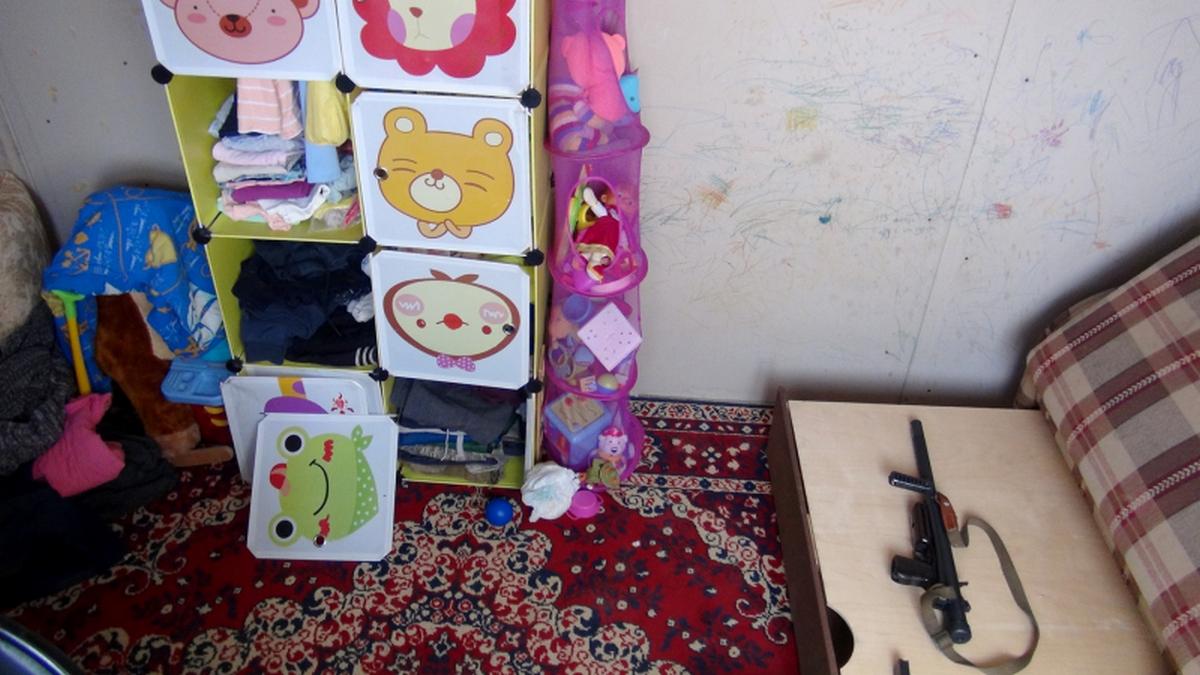 Астраханец прятал оружие по всему дому, даже в детской комнате Оружие в детской комнате