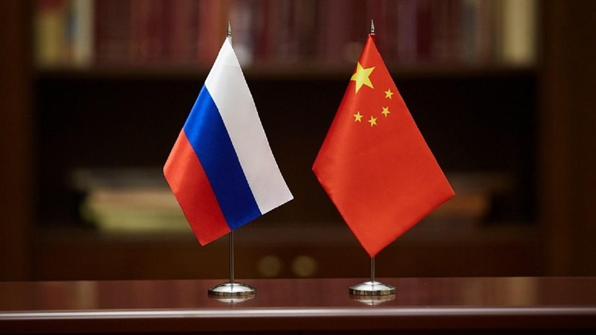 Флаги России и КНР