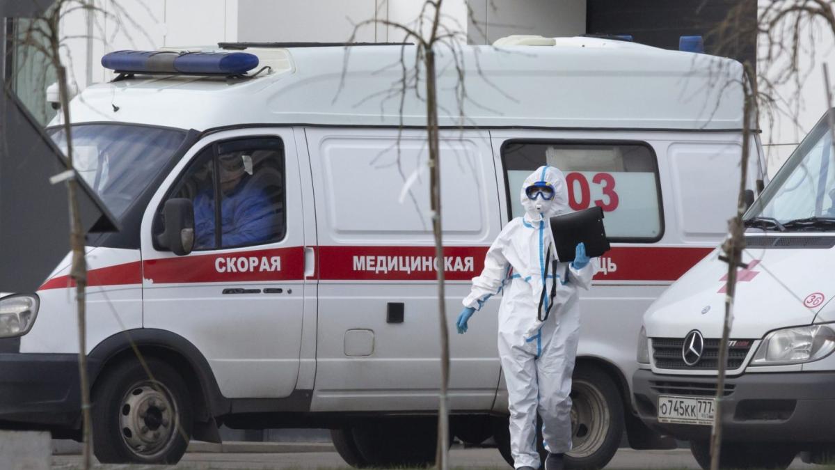 Врач скорой помощи около машины Машина скорой помощи
