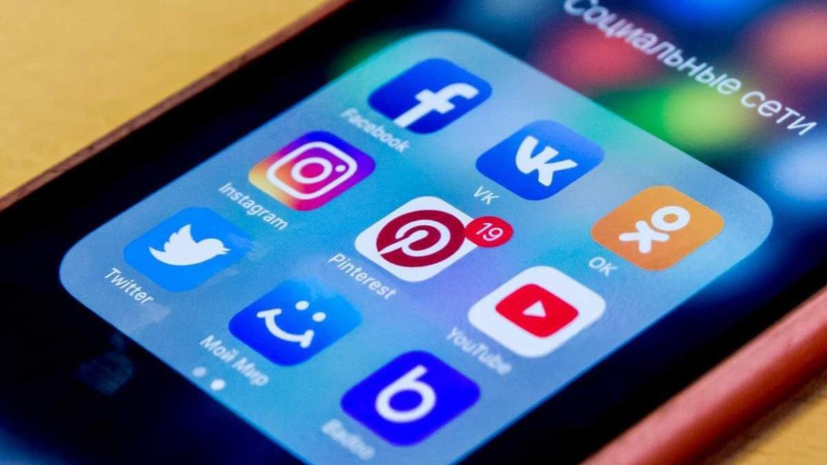 Экран смартфона с иконками соцсетей Экран смартфона
