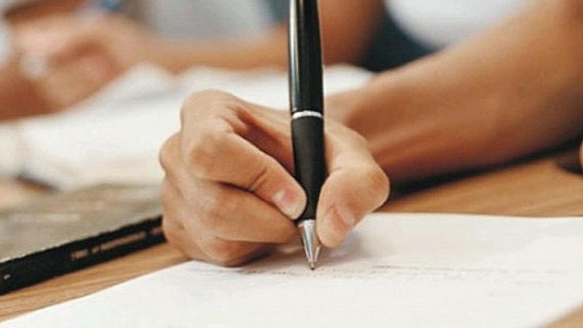 Лист бумаги и ручка в руке, изображение Лист бумаги и ручка в руке