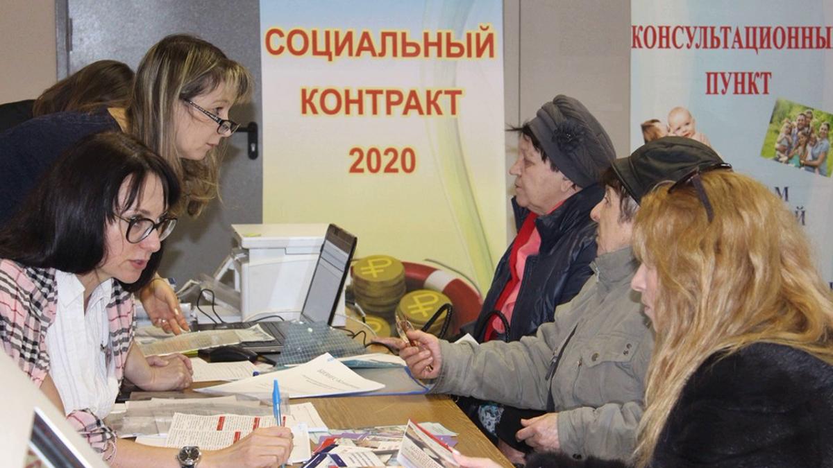 Путин: Основным инструментов в борьбе с бедностью станет соцконтракт На приеме у сотрудников соцзащиты