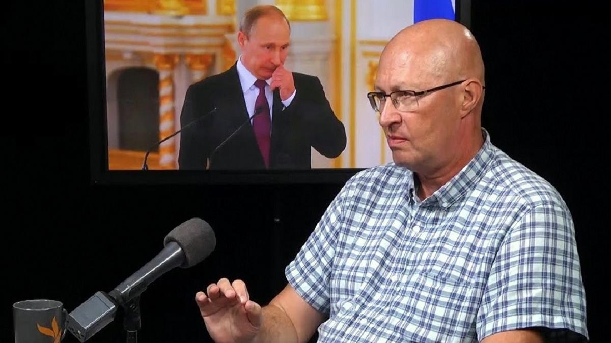 Политолог Соловей на фоне экрана с изображением Путина Валерий Соловей