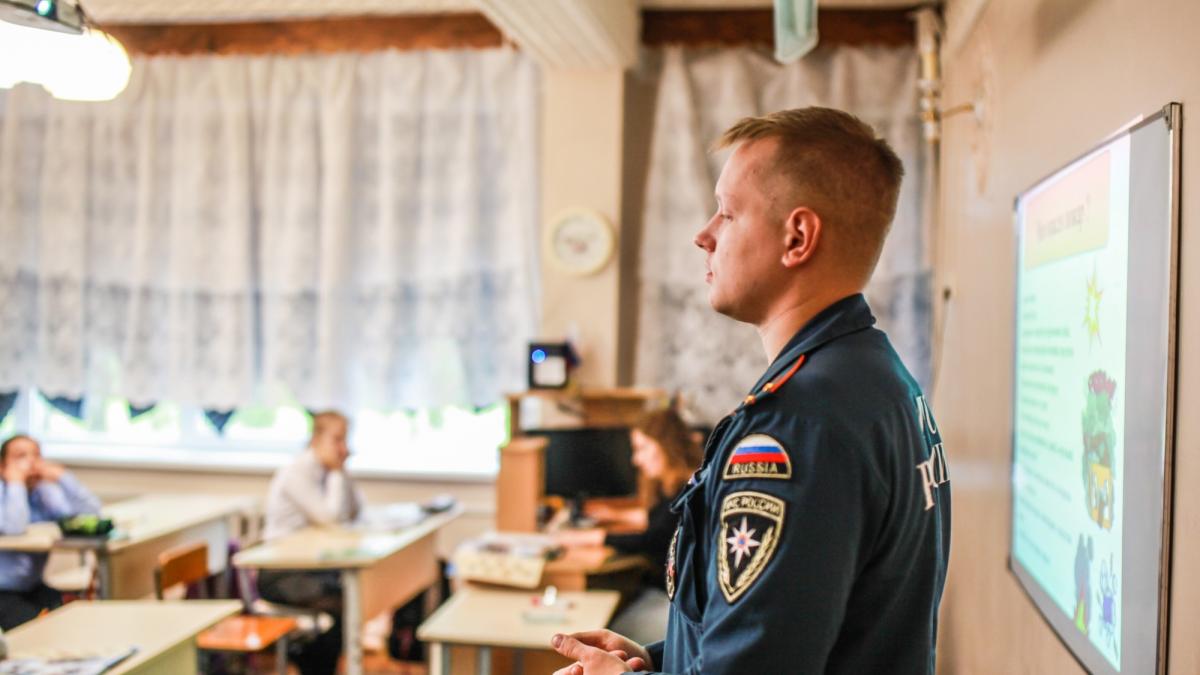 Сотрудники МЧС в школе