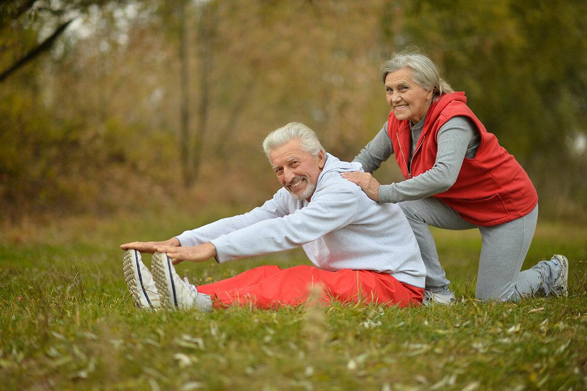 Занятия спортом пожилой пары на открытом воздухе