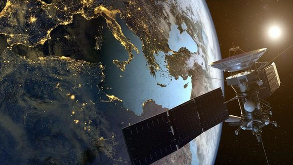 космический спутник на орбите Земли спутник на орбите Земли картинки
