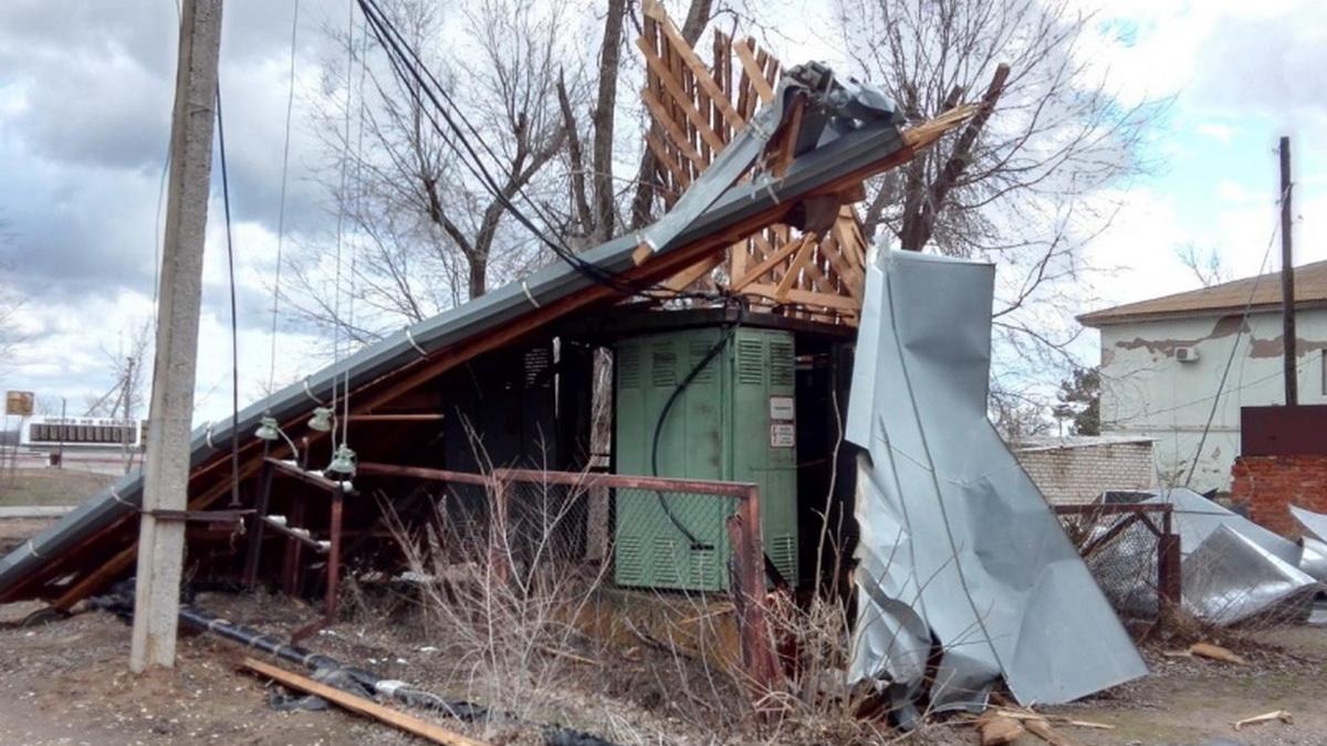 Ветер сорвал крыши в Астраханской области Сильный ветер повредил строение