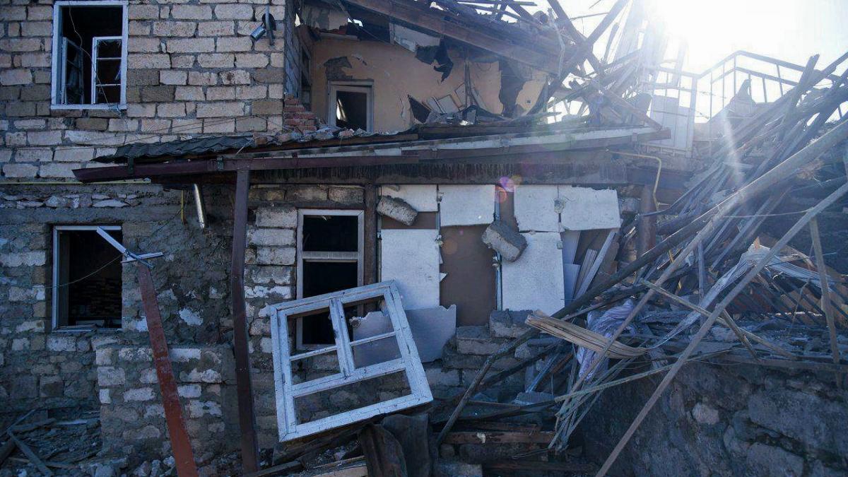Начался новый обстрел Степанакерта Разрушенный дом