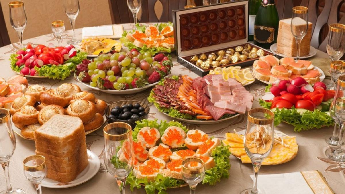 Диетолог рассказала, какие продукты с новогоднего стола могут нанести вред здоровью новогодний стол
