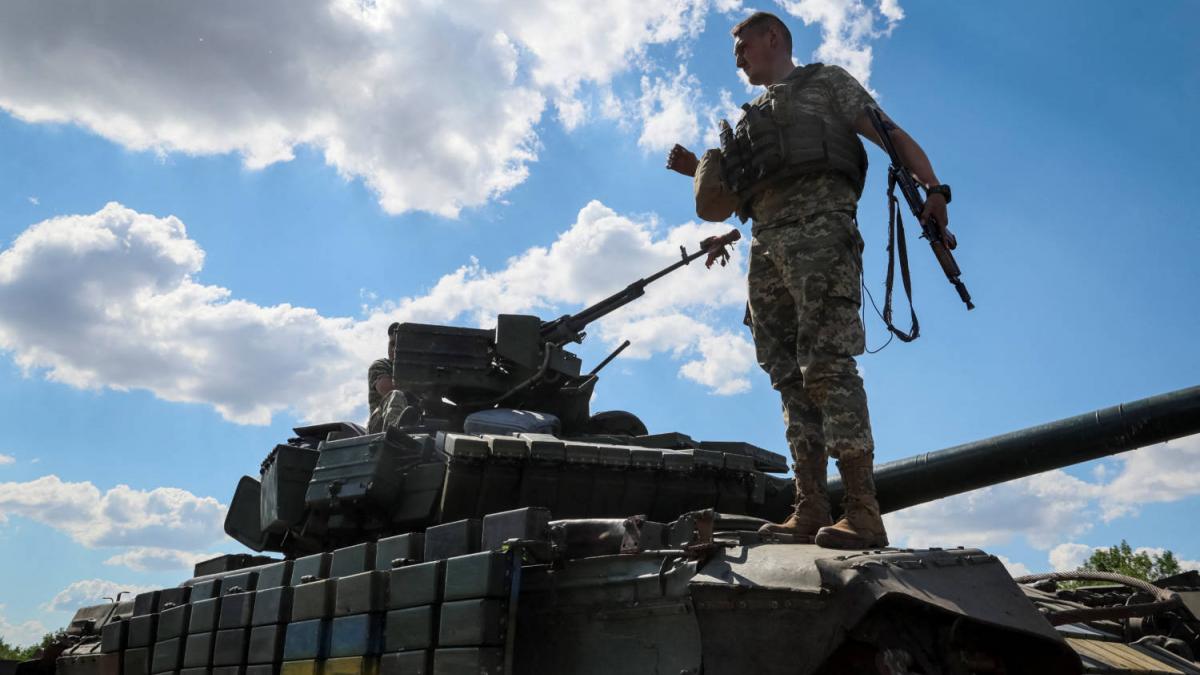 Украинский военный на танке военный всу танк