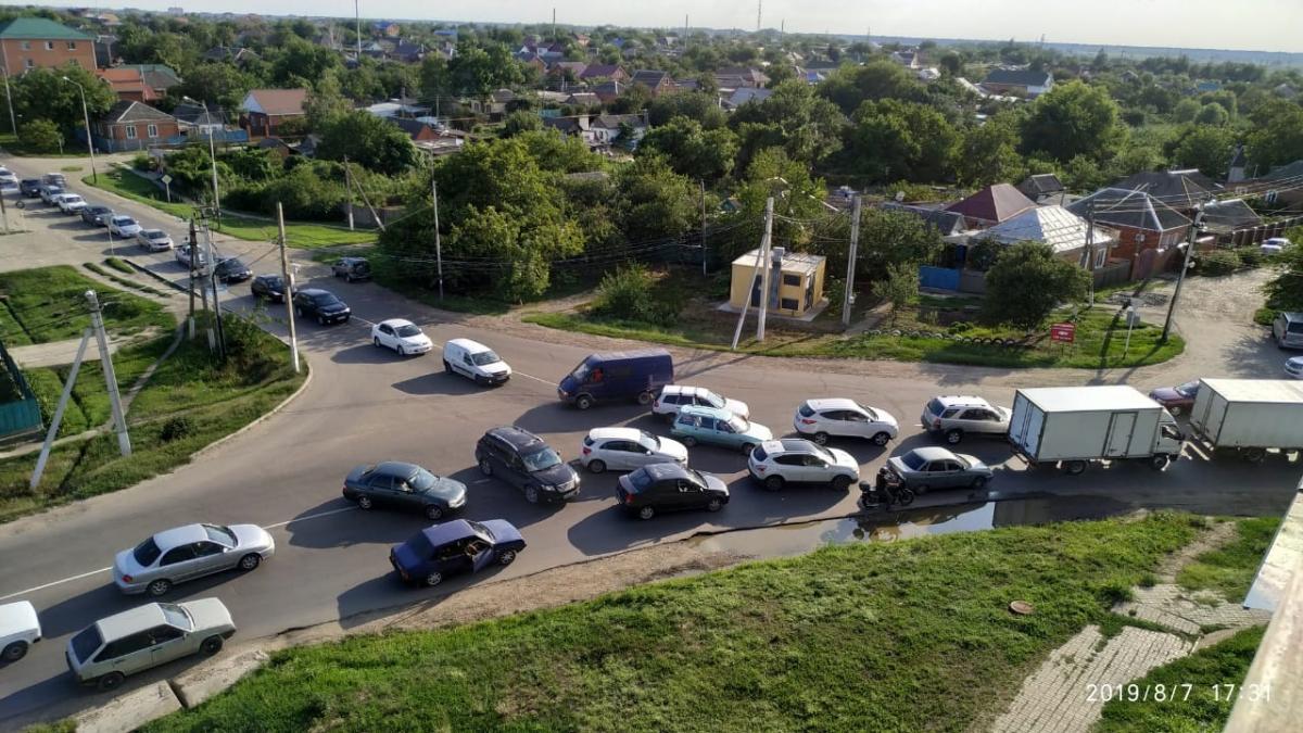 Знаменитый на всю Россию переезд в Тимашевске и пробка Ожидается увеличение пробок на переезде в Тимашевске из-за поездов на Крым