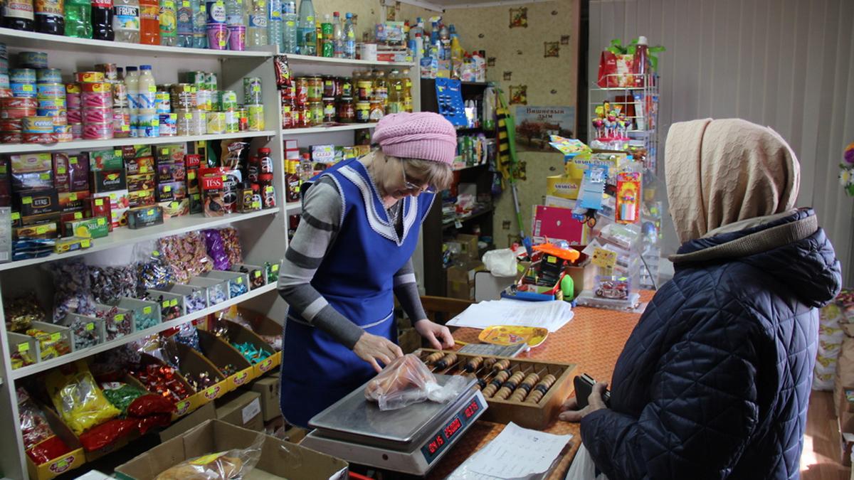 Работники торговли Продавец и покупатель в магазине