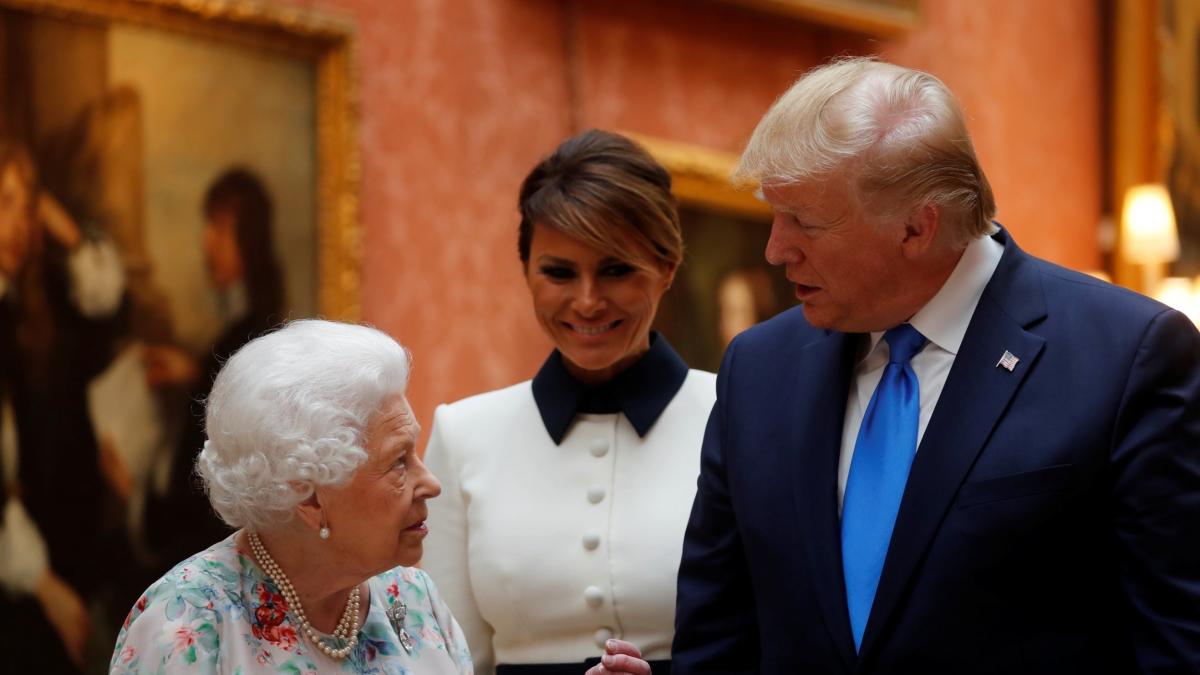 Трамп испортил британской королеве вид из окна Times: королева Великобритании пожаловалась на то, что вертолет Трампа испортил ей газон