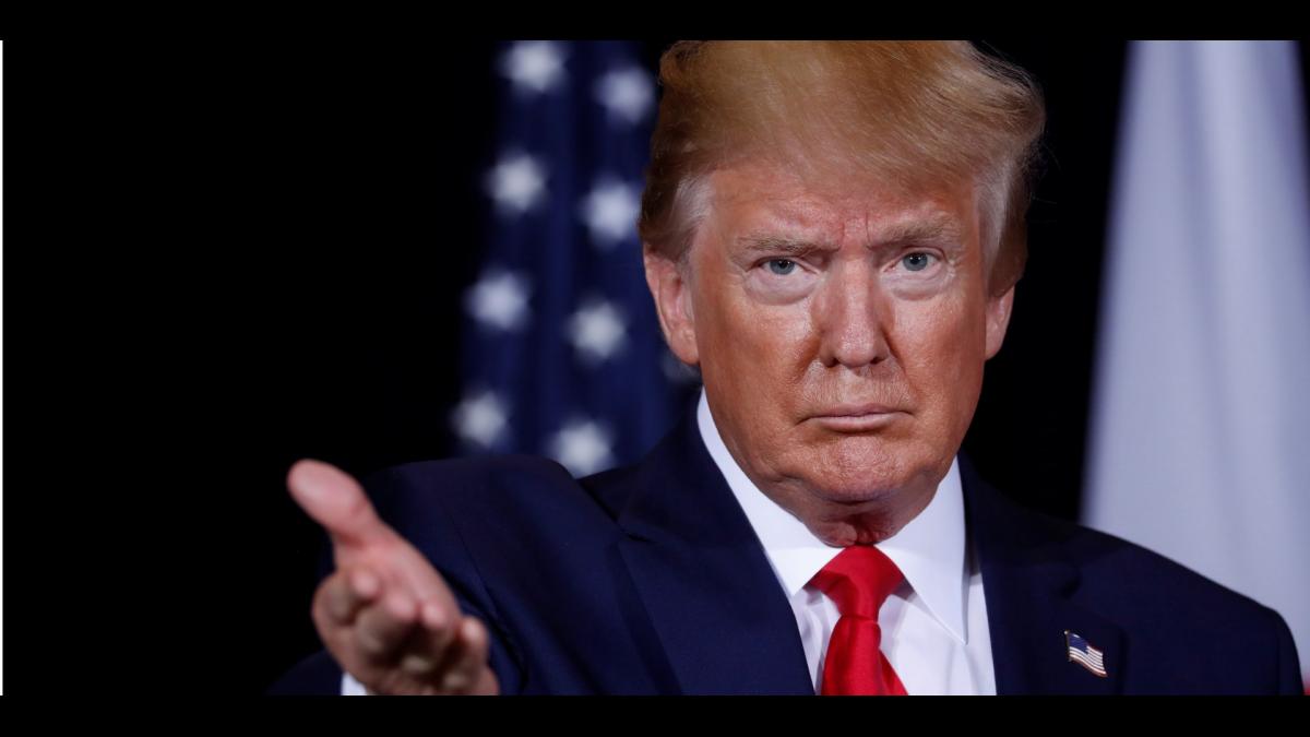 Дональд Трамп протянул руку Дональд Трамп