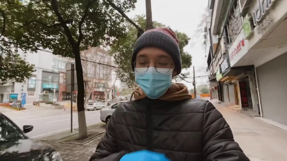 Житель Уханя в маске Китаец в маске