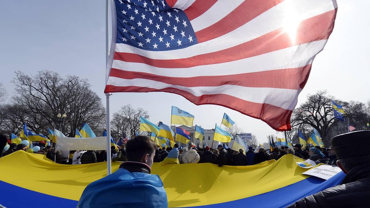 Уличный митинг с флагами США и Украины украина сша