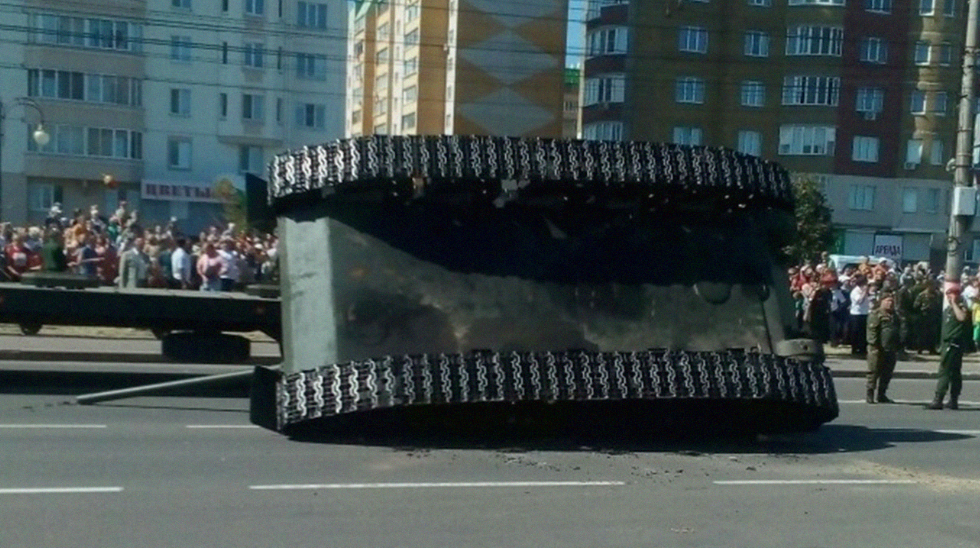 ЧП в Курске: танк Т-34 перевернулся после парада