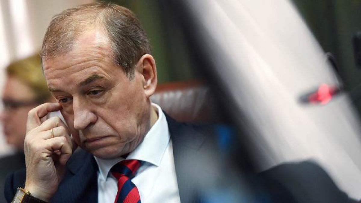 Глава Иркутской области хладнокровно расстрелял спящего медведя Губернатор Иркутской области хладнокровно расстрелял спящего медведя и стал «звездой» интернета