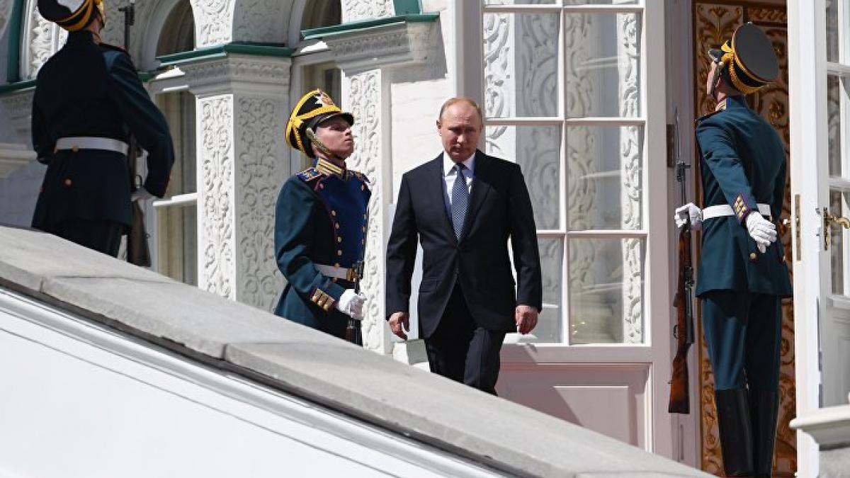 Власть теряет контроль, стремительно падает число россиян, доверяющих Путину В России стало меньше тех, кто верит, что президент Путин защищает государственные интересы