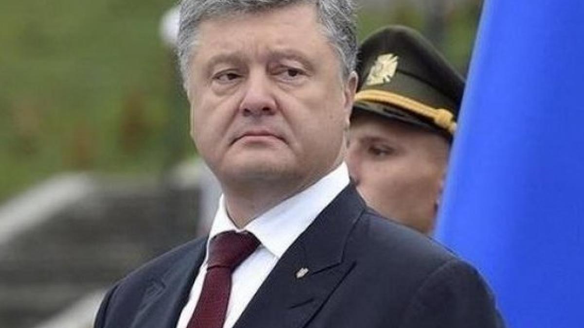 Пётр Порошенко открыл парад в Киеве гимном украинских националистов, перепутав слова Пётр Порошенко открыл парад в Киеве гимном украинских националистов, перепутав слова