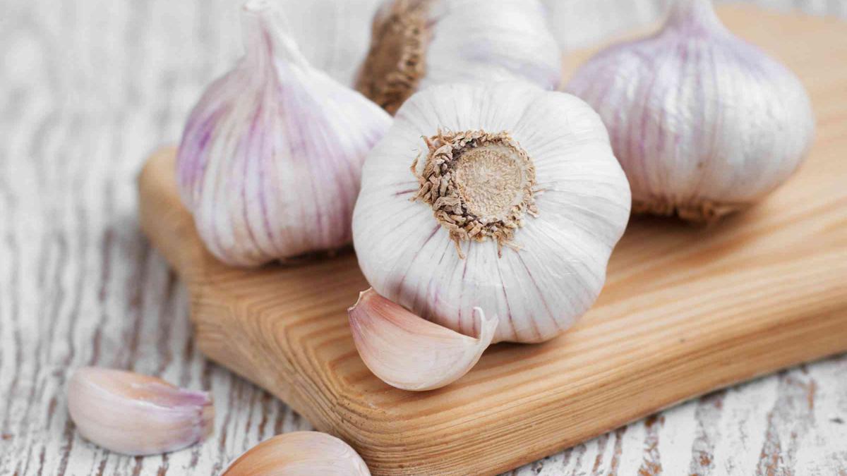 Чеснок и еще семь продуктов приносят неоценимую пользу Чеснок и еще семь продуктов приносят неоценимую пользу, защищая от возрастных проблем – эксперты