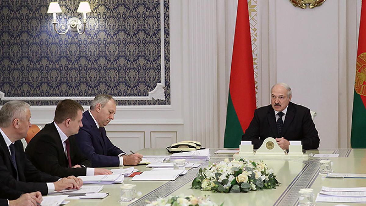 Лукашенко заявил, что «…в России уже обнаглели до такой степени, что начинают нам выкручивать руки!» Лукашенко заявил, что «…в России уже обнаглели до такой степени, что начинают нам выкручивать руки!»