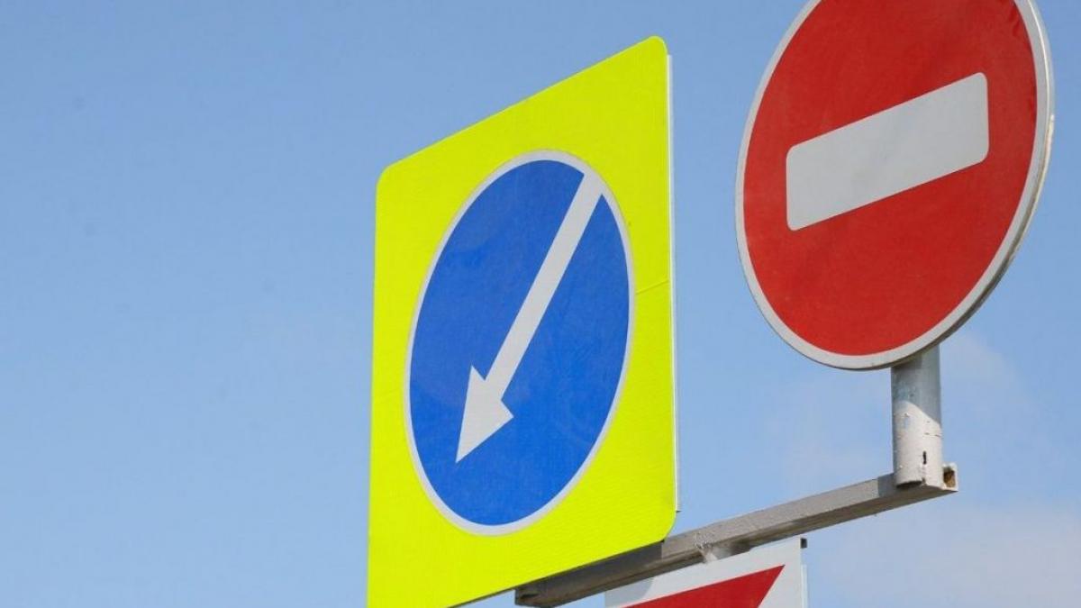 В Астрахани почти на месяц ограничат движение по некоторым улицам В Астрахани на некоторых улицах ограничат движение почти на месяц