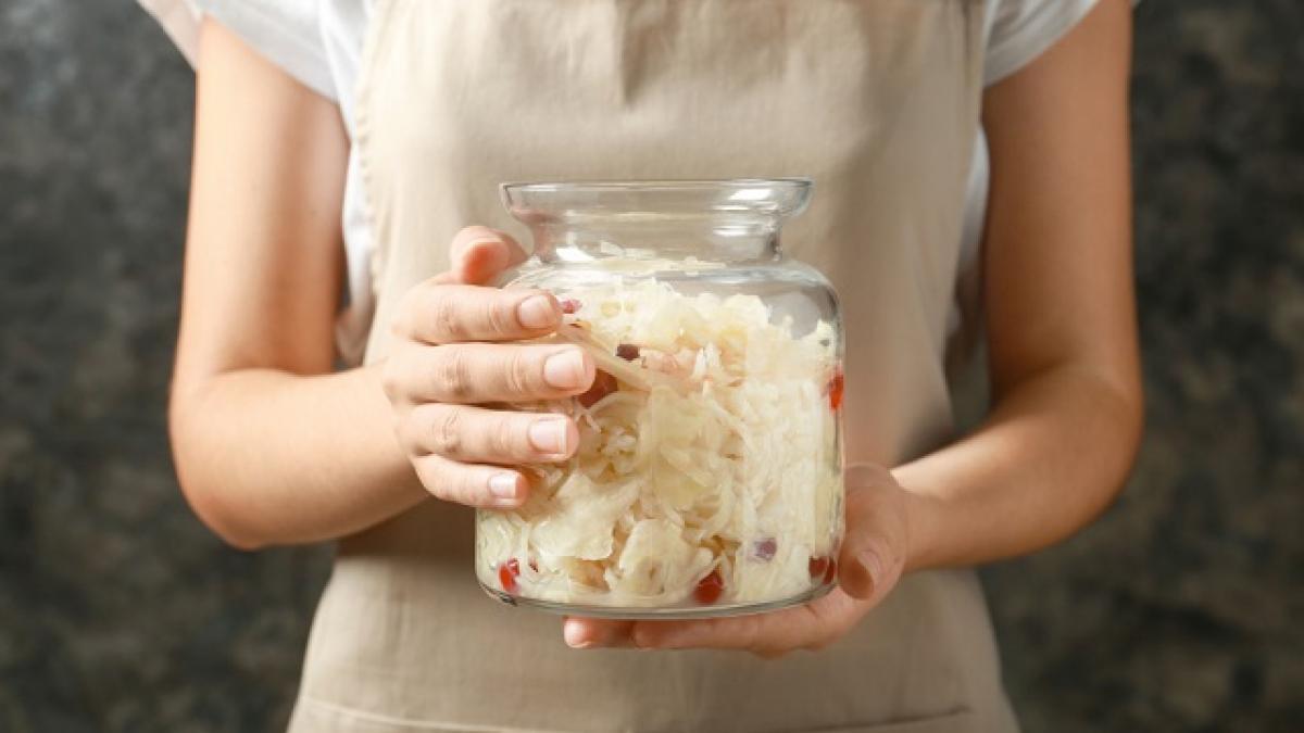 Девушка с квашеной капустой Диетологи назвали 5 ферментированных продуктов, которые крайне необходимы организму
