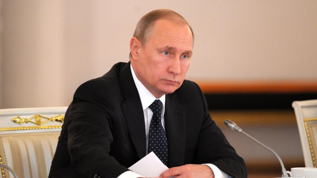 Путин направил поручение правительству относительно молодежи Путин поручил правительству исследовать поведение молодежи в интернете
