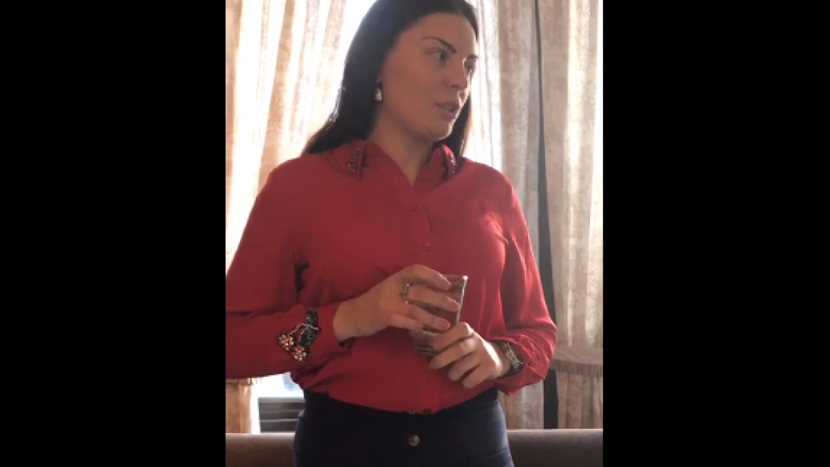Ростовский юрист обмыла залпом стакана водки новое звание и стала звездой интернета В Ростове обсуждают сотрудницу прокуратуры, обмывающую чин залпом стакана водки