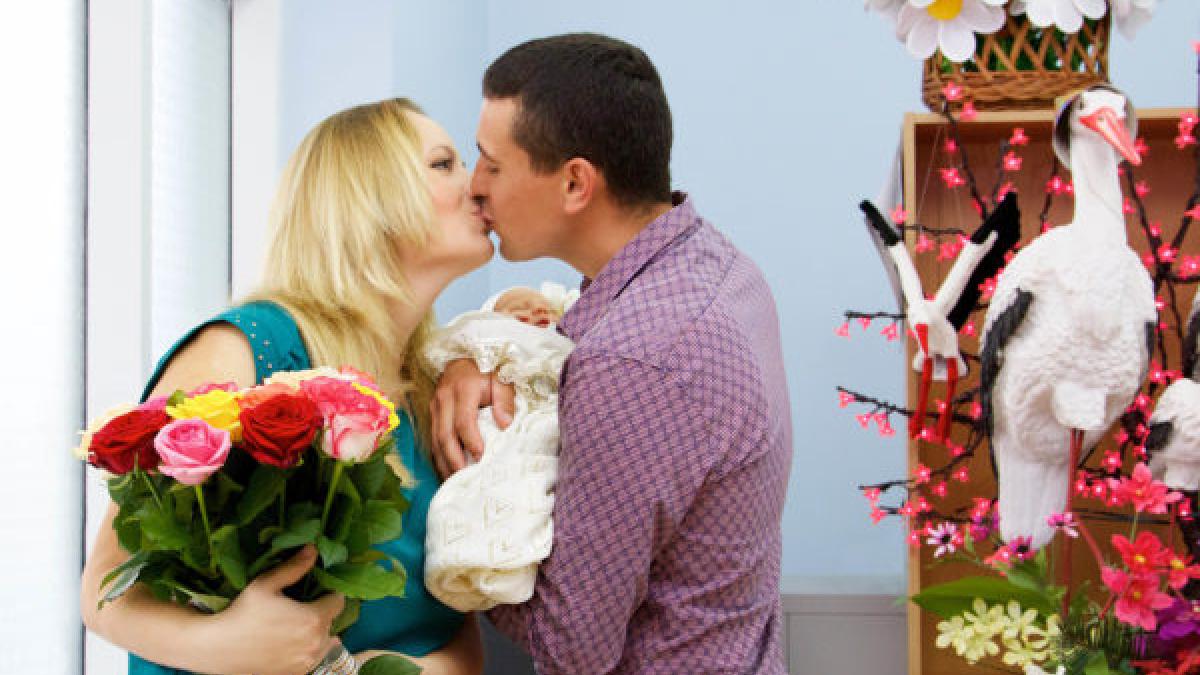 Как папе встретить жену и ребенка из роддома Выписка из роддома