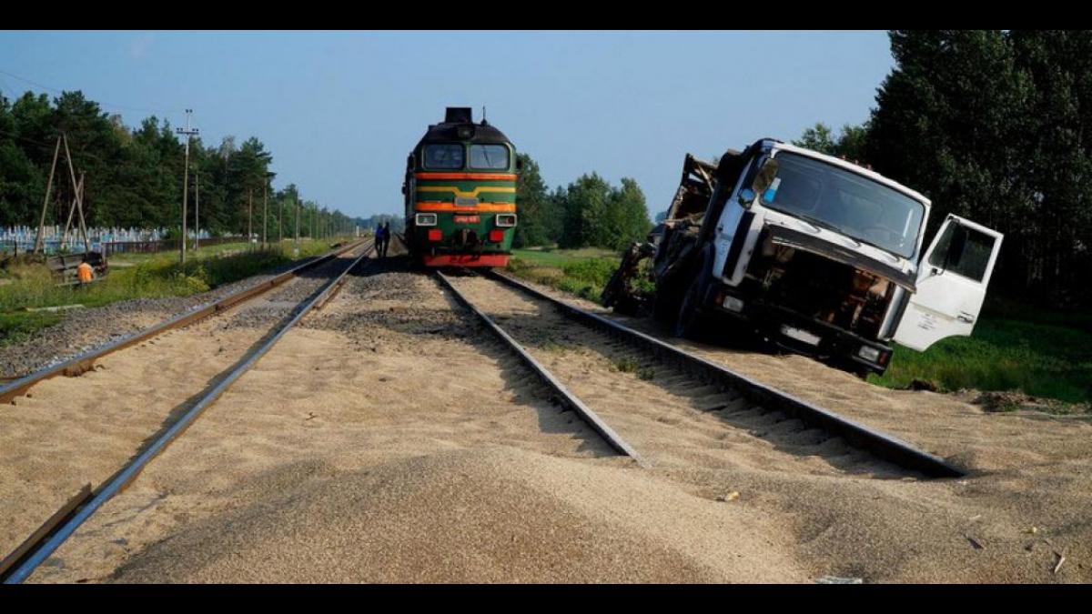 Дтп на переезде. ДТП тепловоз и автомобиль. Железная дорога Беларусь авария. Переезд ЖД В Беларуси.