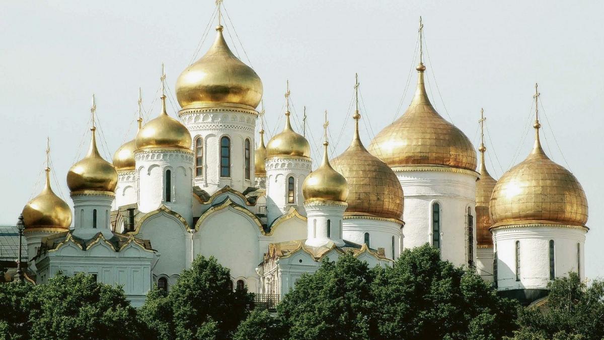 купола Тверскому священнику сделали выговор за фото в брендовых вещах