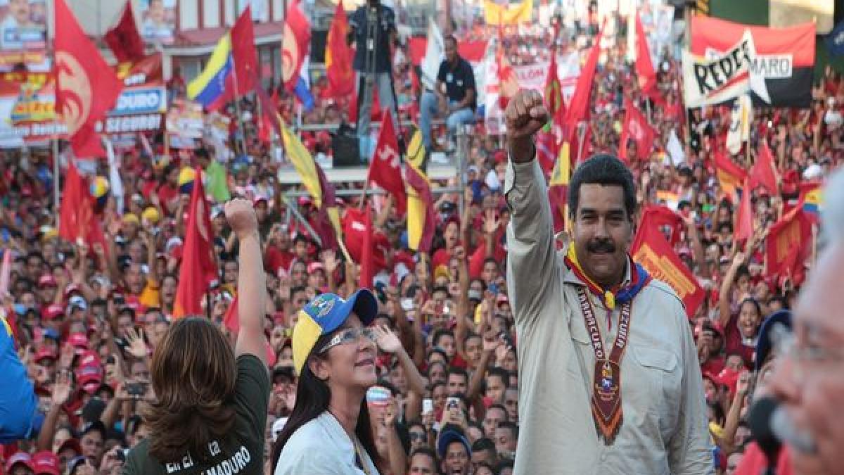 Николас Мадуро на митинге Венесуэла покидает Организацию американских государств