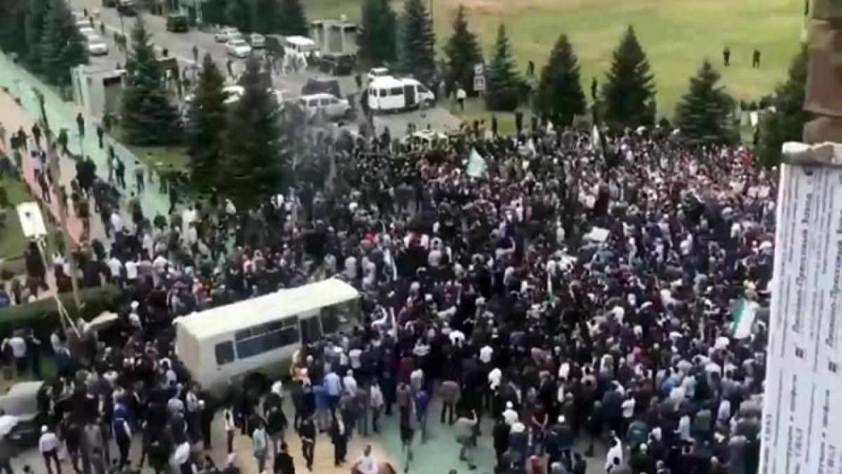 Митинг в Магасе Десять полицейских получили ранения во время провокаций в Ингушетии