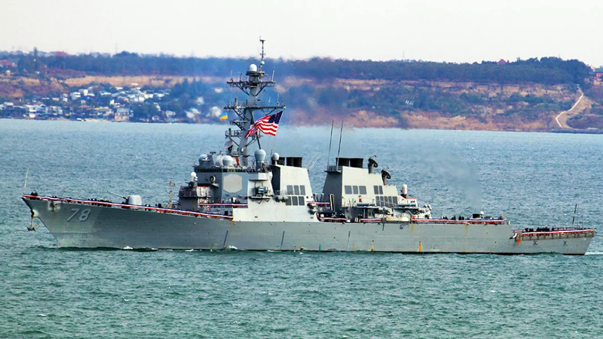 эсминец США „Портер“ Эсминец ВМС США „Портер“ вошёл в Чёрное море