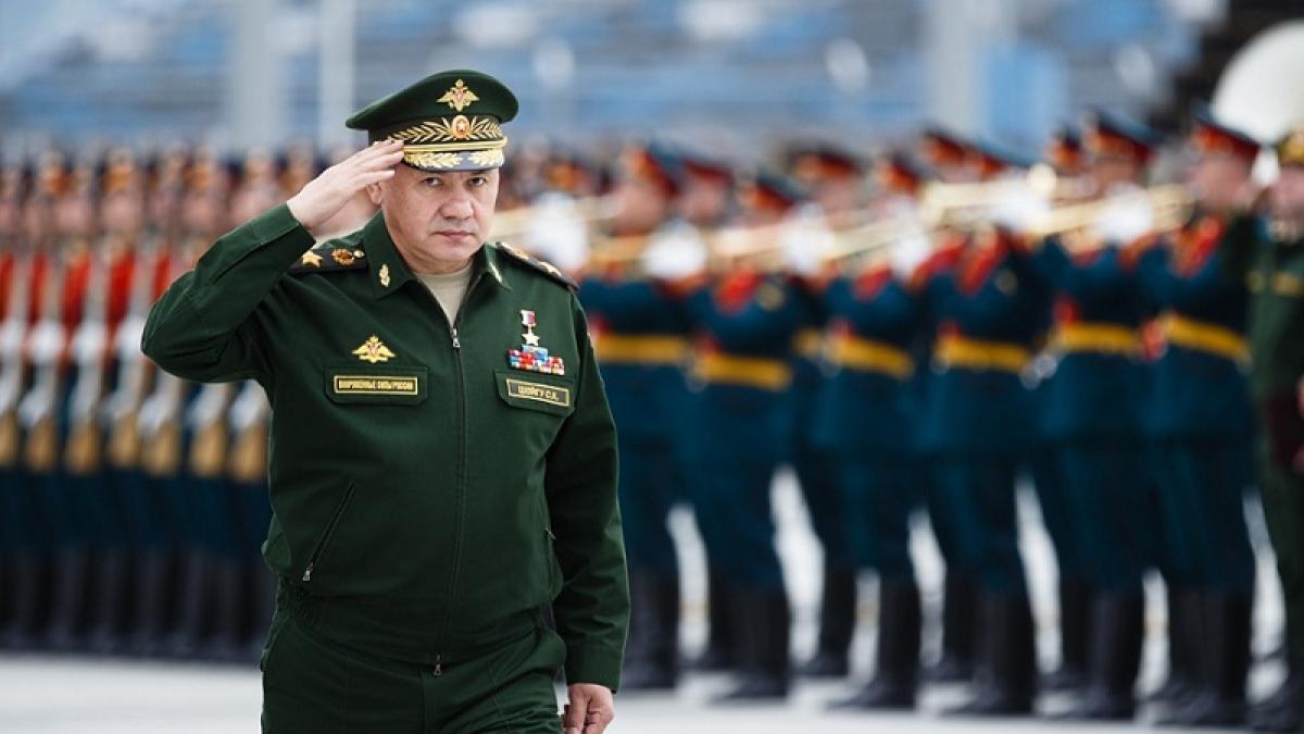 Шойгу Шойгу вручил награду курсанту, который посадил самолет после отказа двигателя