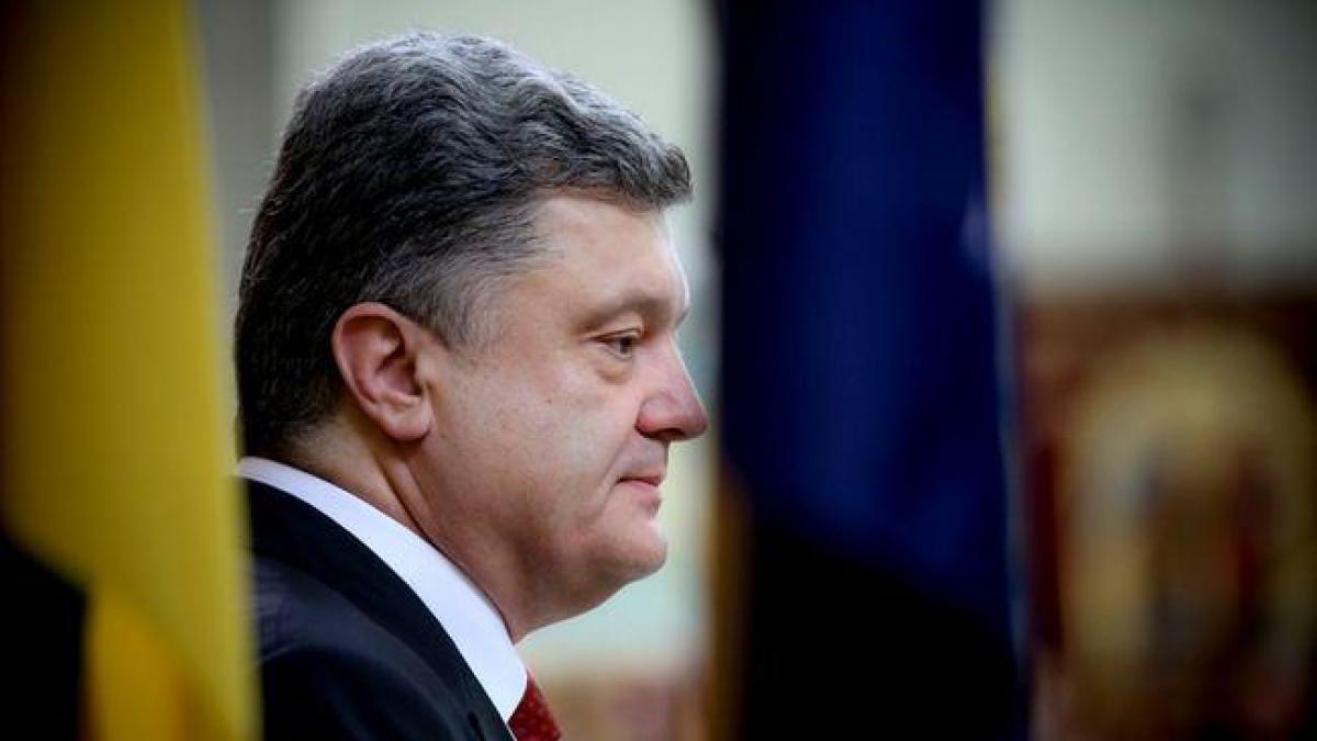 Последние новости сегодня. «Что это с ним?»: снимок Порошенко в странной позе взорвал сеть
