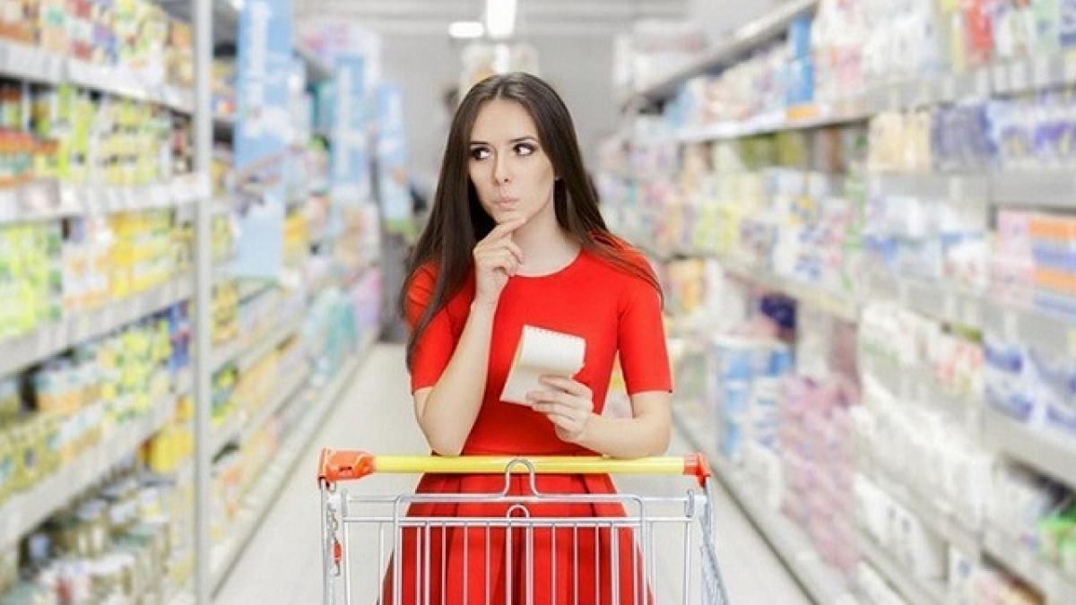 Девушка в магазине Названы продукты, на которых нельзя экономить
