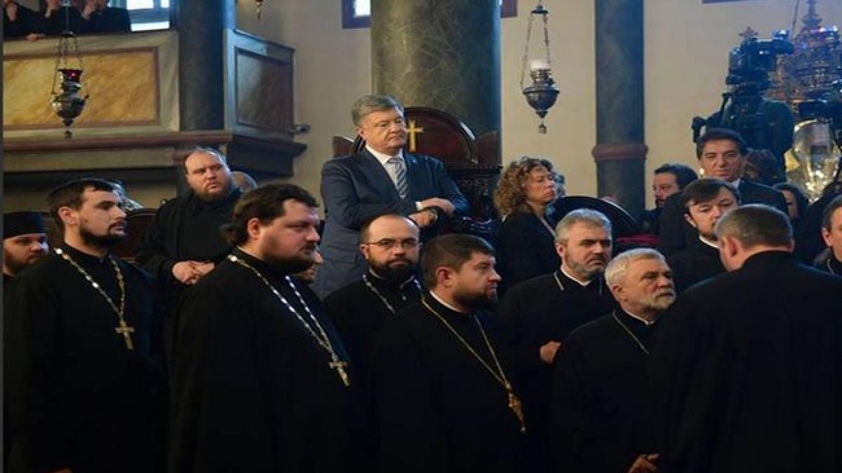 вручение томоса Украине Священник упал в обморок рядом с Порошенко на вручении томоса в Стамбуле