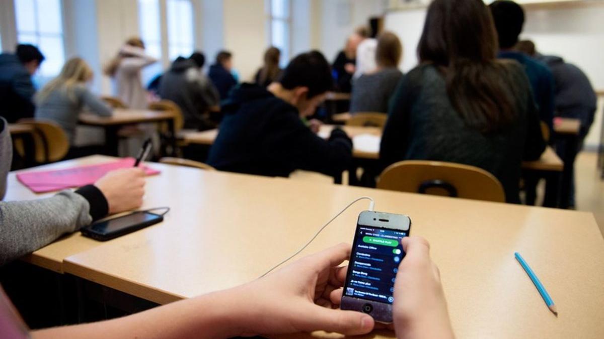 Четверть российских школ запретили учащимся использовать смартфоны во время уроков школьник с телефоном на уроке
